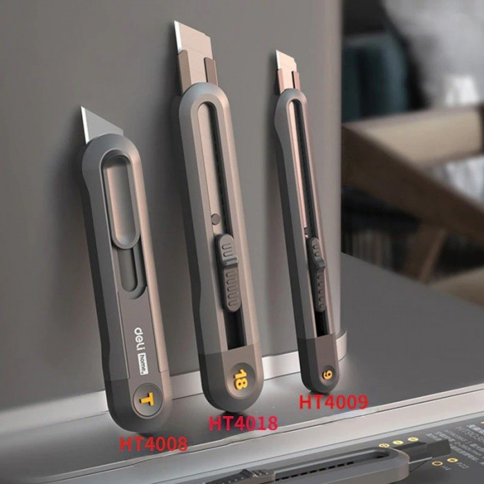 Технический нож 'Home Series Black' Deli HT4008  Т-образное лезвие с механизмом автоматического возврата, эксклюзивный дизайн, корпус из высококачественного софттач пластика