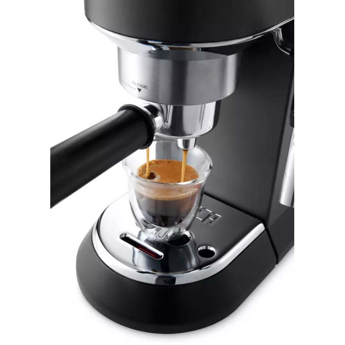 Кофеварка рожковая Delonghi EC685.BK 1350Вт черный
