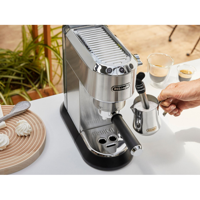 Кофеварка рожковая Delonghi EC685.M 1350Вт серебристый/черный
