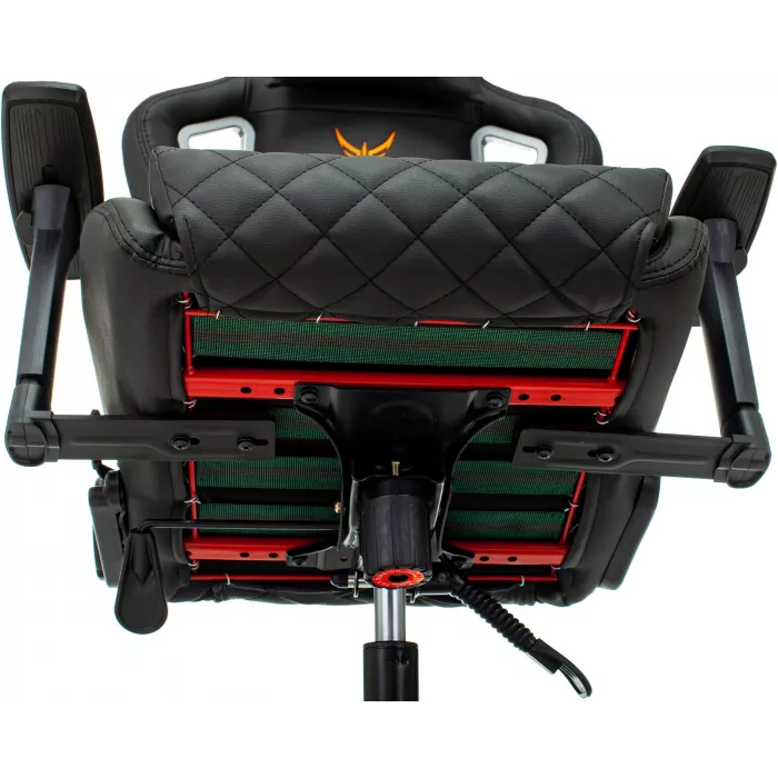 Кресло игровое Knight Outrider черный ромбик экокожа с подголов. крестов. металл